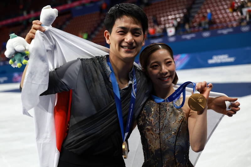 日本雙人花式滑冰組合「璃來龍」三浦璃來與木原龍一日前在米蘭冬奧勇奪賽史首面金牌，兩人的互動備受外界關注。（資料照，歐新社）