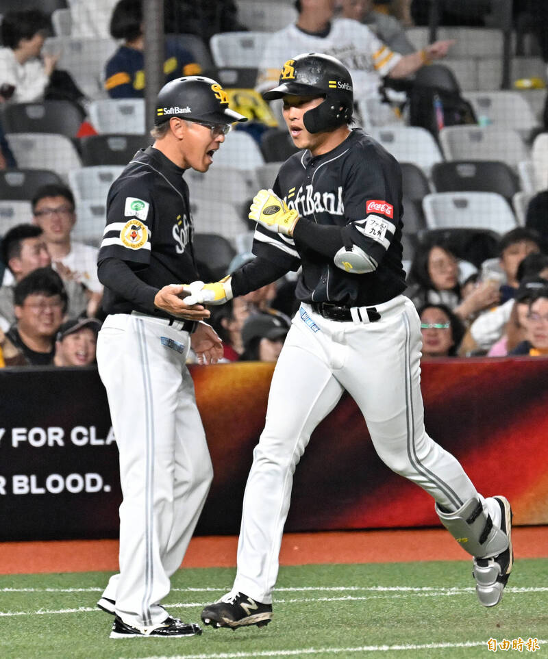 井上朋也開轟。（記者陳志曲攝）