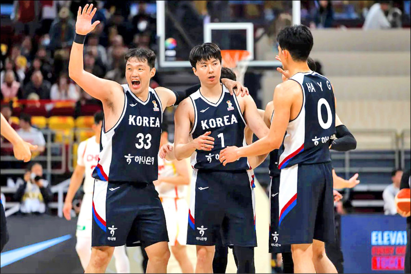南韓衝上FIBA戰力榜第2名，李賢重（中）被點名是搶勝關鍵球員之一。（取自FIBA官網）