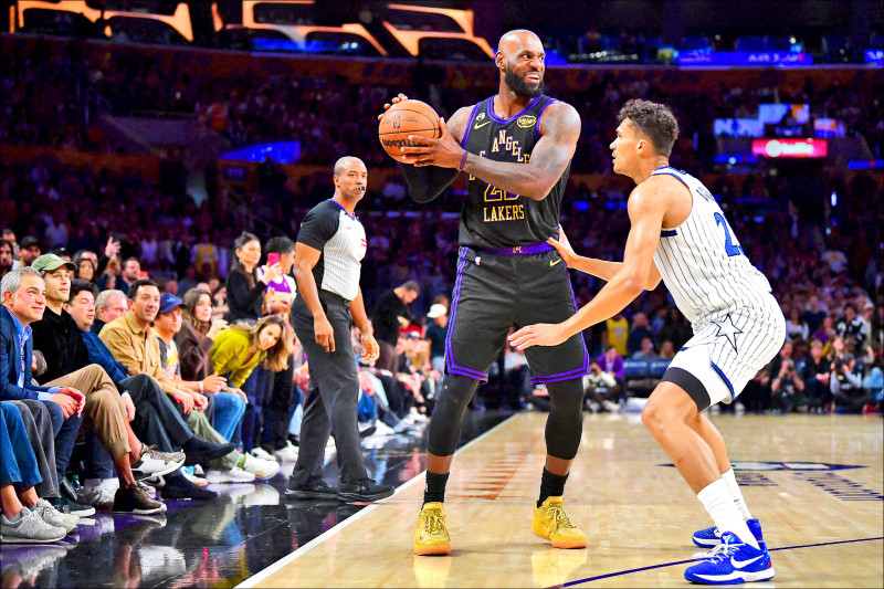 詹姆斯（左）拿下21分，可惜絕殺失手，湖人苦吞2連敗。（路透）