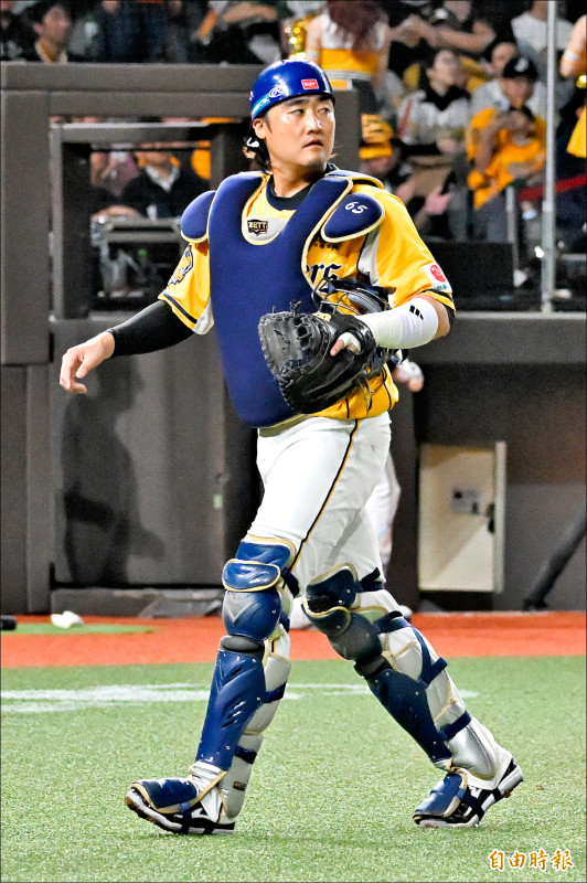 兄弟捕手高宇杰攻守俱佳，兩度阻殺軟銀快腿。（記者陳志曲攝）