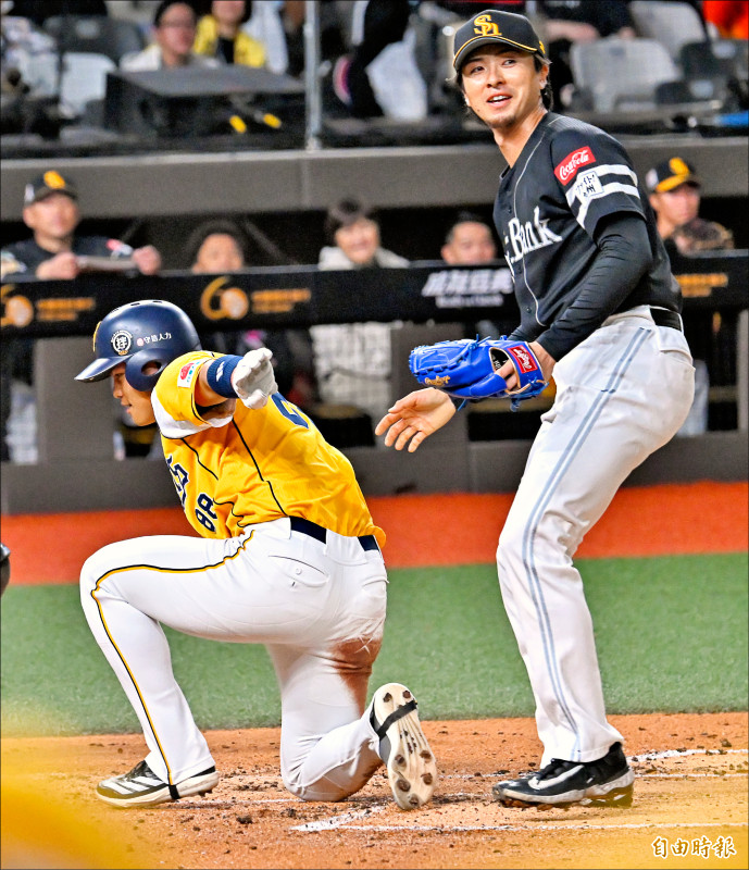 台日交流賽1局下，軟銀先發投手上澤直之（右）補位本壘觸殺不及，宋晟睿跑回兄弟第1分。（記者陳志曲攝）