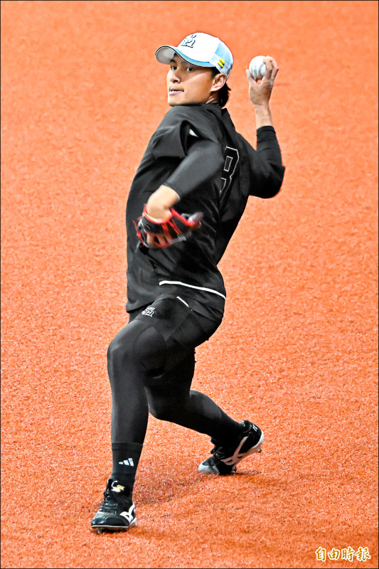 徐若熙在軟銀投手教練協助下，找回最舒服的投球方式。
（記者陳志曲攝）
