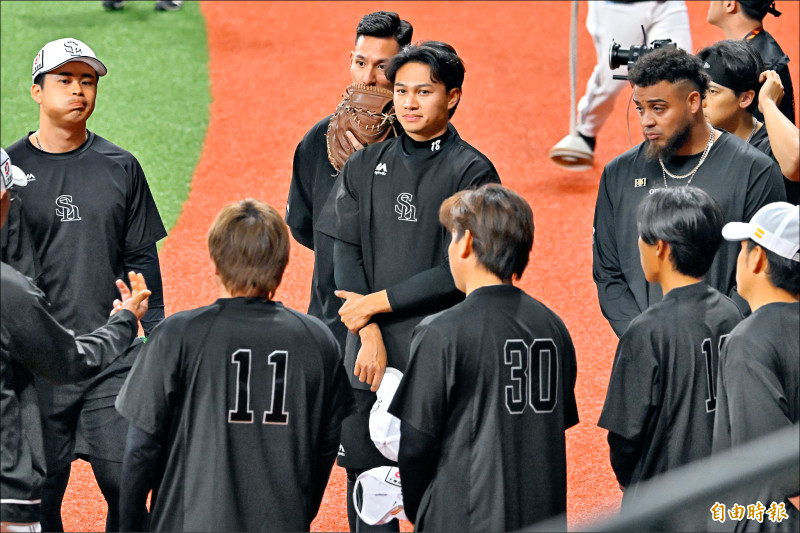 軟銀今交手台灣隊，派出徐若熙（中）先發。
（記者陳志曲攝）