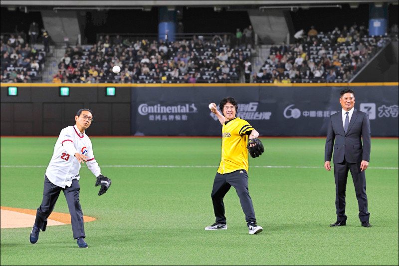 台日棒球國際交流賽昨開打，棒協理事長暨中信慈善基金會董事長辜仲諒（右起）、軟銀鷹首席棒球總管城島健司與中信銀行董事長陳佳文出席開球儀式。（中信銀行提供）