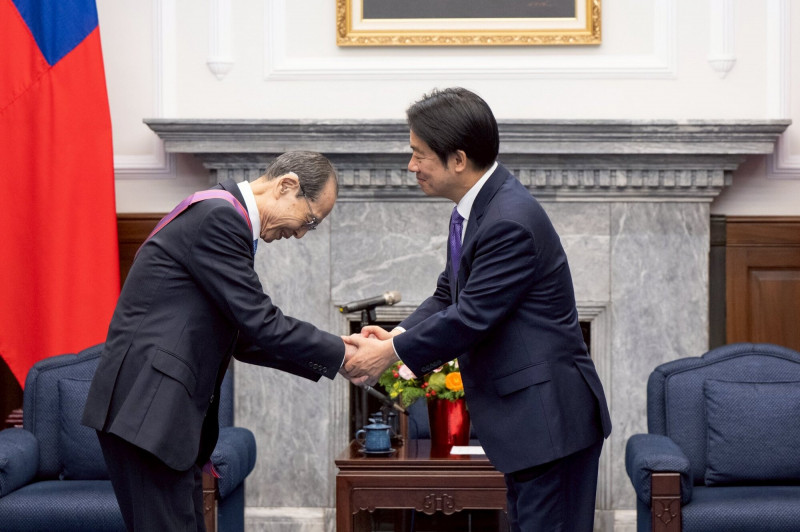 賴總統頒授旅日棒球名將王貞治「一等景星勳章」，表彰其卓越棒球成就及推動台日棒球發展與交流的貢獻，是台日兩國共同的驕傲。（總統府提供）