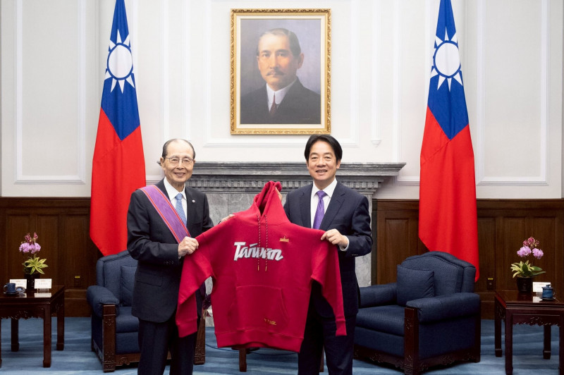 王貞治允諾，會穿著總統致贈的Team Taiwan帽TEE，在日本宣傳台灣。（總統府提供）