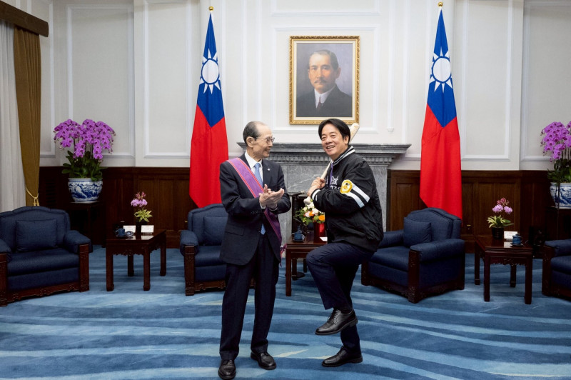 王貞治準備了福岡軟銀鷹隊外套給賴總統。（總統府提供）