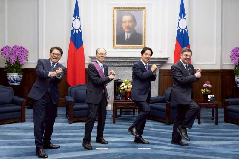 賴總統與王貞治、卓榮泰、潘孟安等人一同擺出「稻草人式」打擊姿勢，重現當年的經典傳奇。（總統府提供）