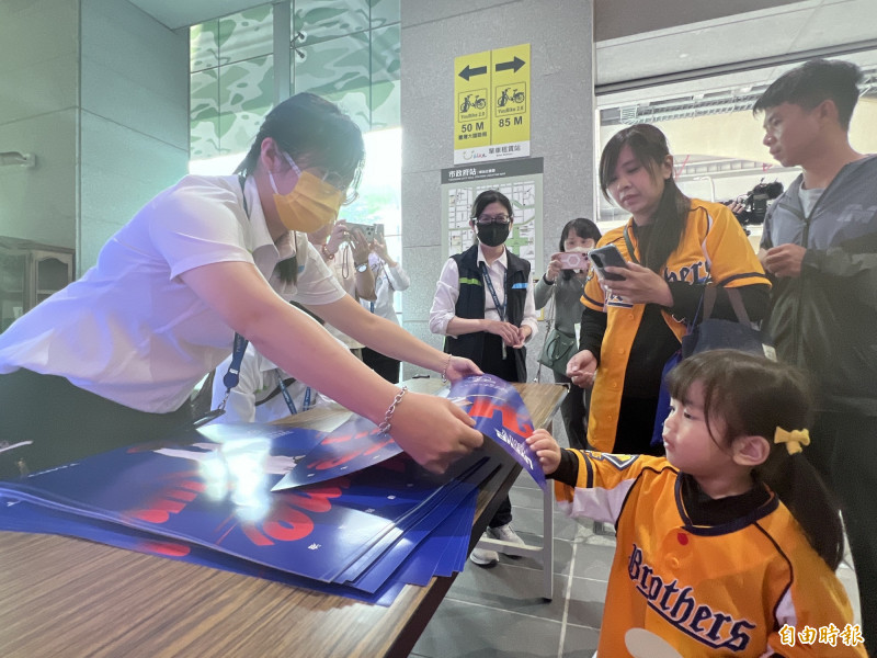 中捷啟動經典賽應援活動，張育成簽名海報掀熱潮！（記者廖耀東攝）