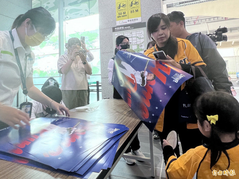 中捷啟動經典賽應援活動，張育成簽名海報掀熱潮！（記者廖耀東攝）