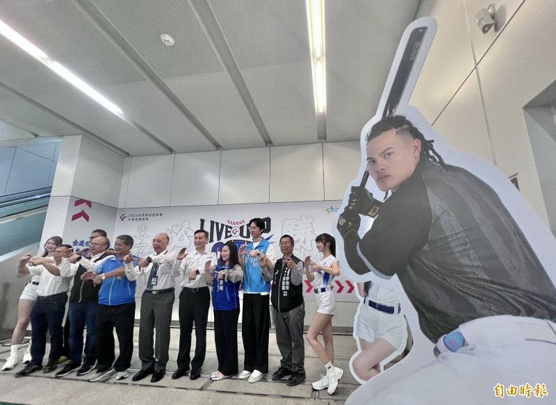 台中捷運台中市政府站化身棒球打卡點，球迷共襄盛舉。（記者廖耀東攝）