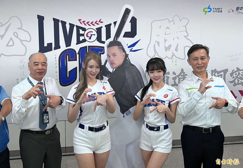 台中捷運台中市政府站化身棒球打卡點，球迷共襄盛舉。（記者廖耀東攝）