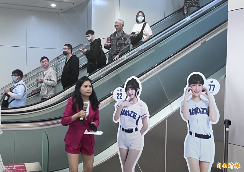 台中捷運公司啟動「東京告『捷』，前進邁阿密！」應援活動，號召球迷搭捷運領簽名海報、挺台灣隊！（記者廖耀東攝）