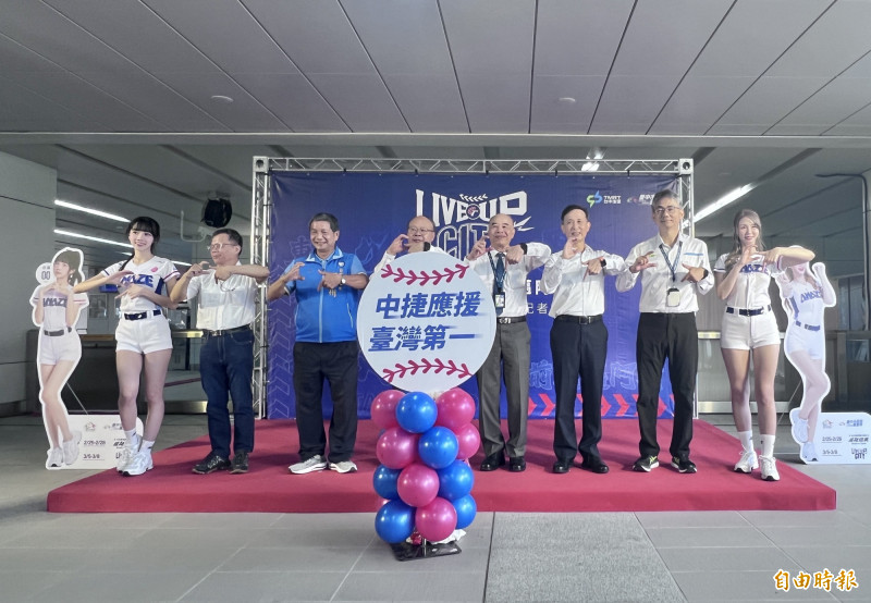 台中捷運公司啟動「東京告『捷』，前進邁阿密！」應援活動，號召球迷搭捷運領簽名海報、挺台灣隊！（記者廖耀東攝）