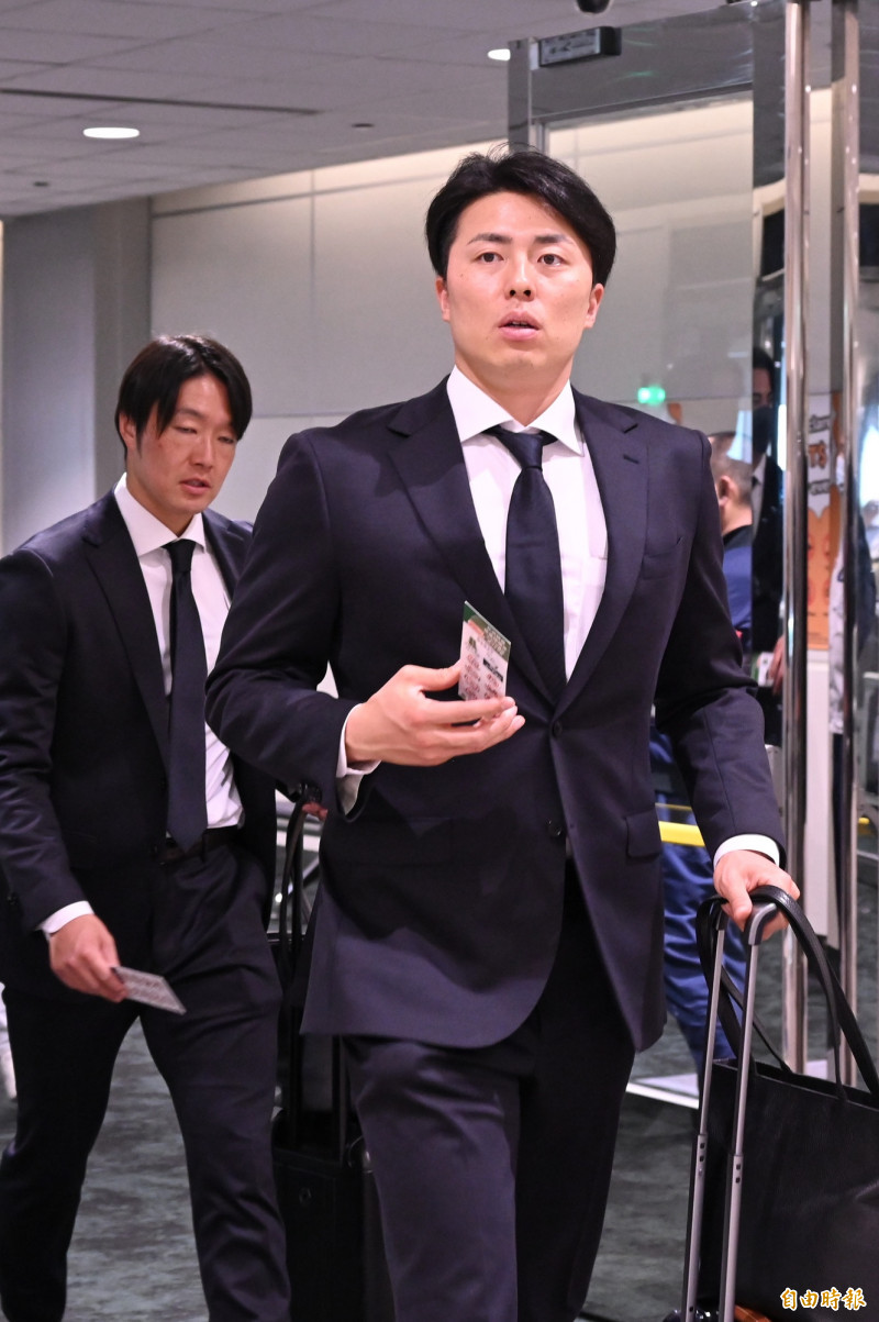 田中正義隨隊抵台。（記者劉信德攝）