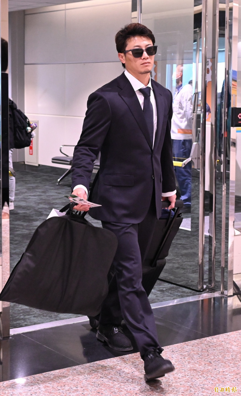 西川遙輝一身帥氣西裝搭配墨鏡抵台。（記者劉信德攝）