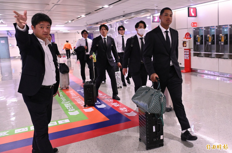 高人氣的萬波中正（右一）、野村佑希（中）一身帥氣西裝抵達桃園機場。（記者劉信德攝）