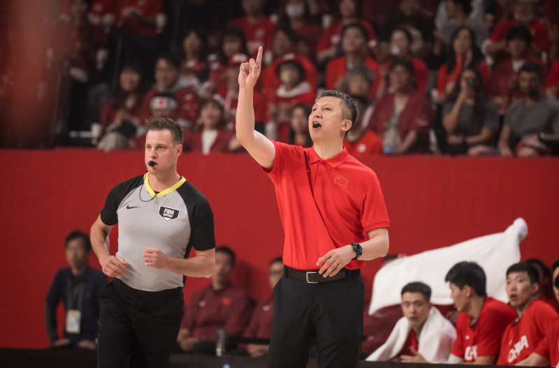 中國隊總教練郭士強。（取自FIBA官網）