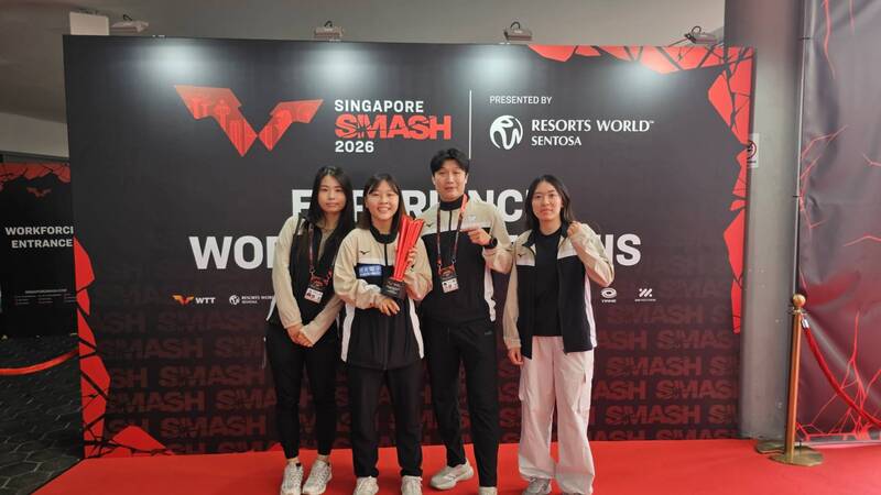 田曉雯WTT新加坡大滿貫奪下帕拉女單10級冠軍。（教練李康豪提供）
