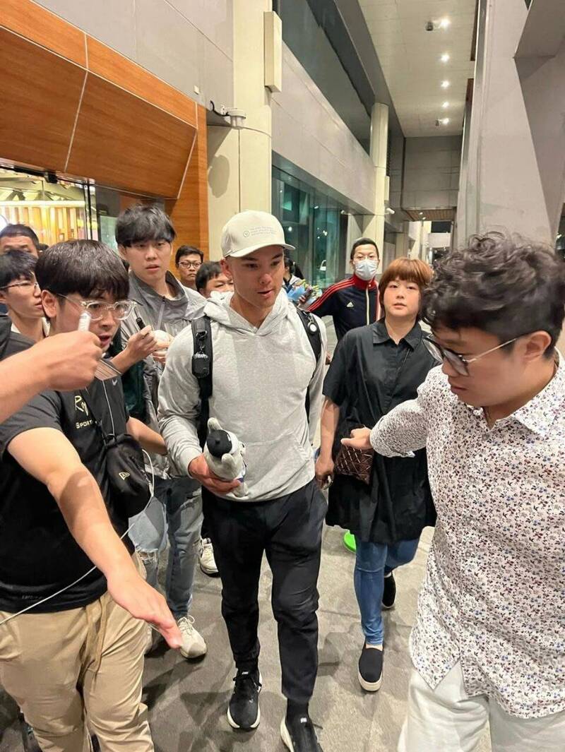 混血好手「費仔」費爾柴德抵台，大批球迷接機。（帕菲克國際運動行銷提供）