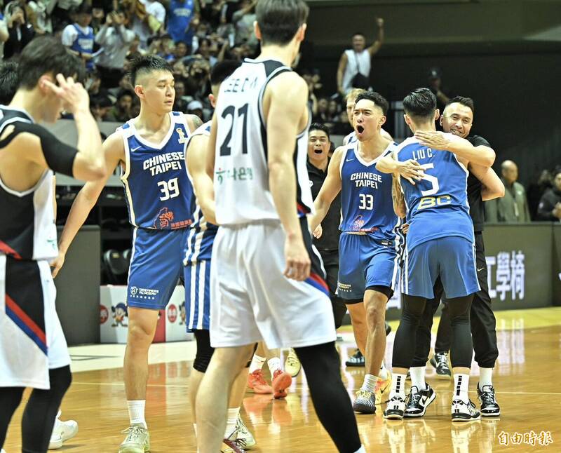 台灣隊力退南韓首勝入袋。（記者塗建榮攝）