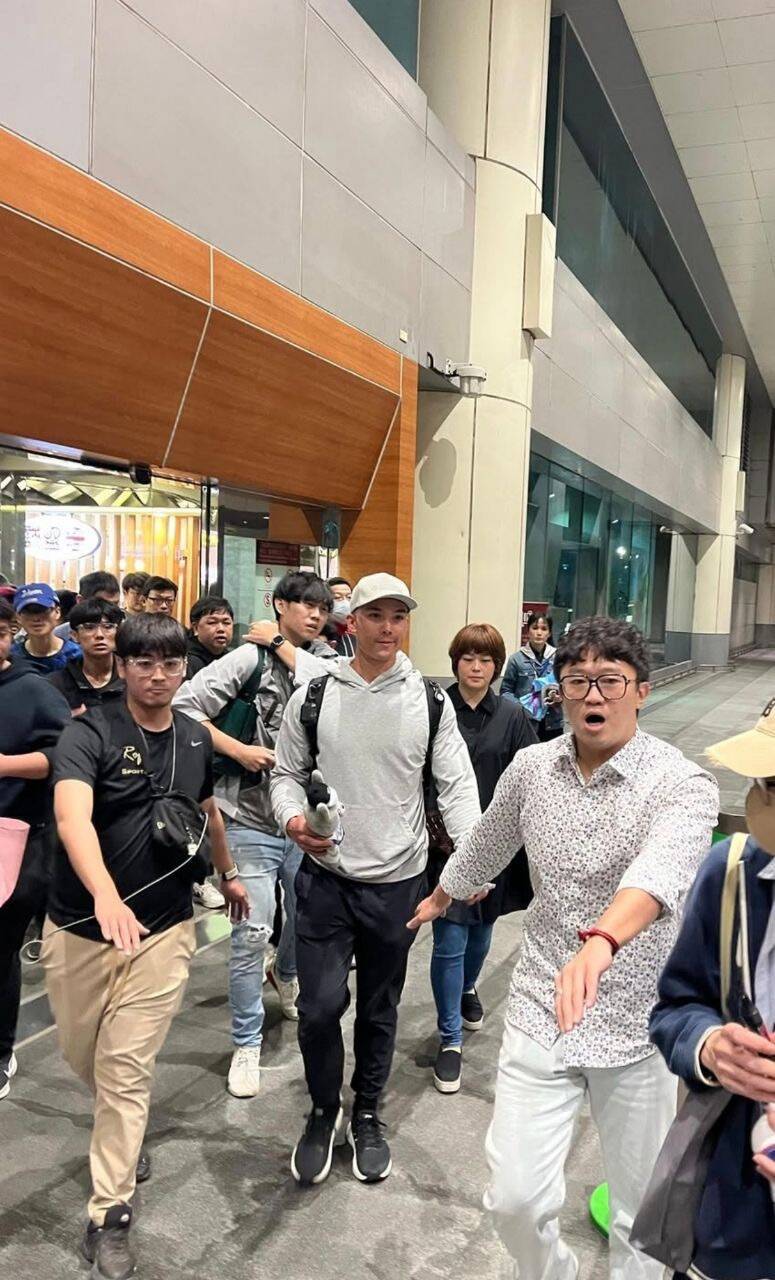 混血好手「費仔」費爾柴德抵台，大批球迷接機。（帕菲克國際運動行銷提供）