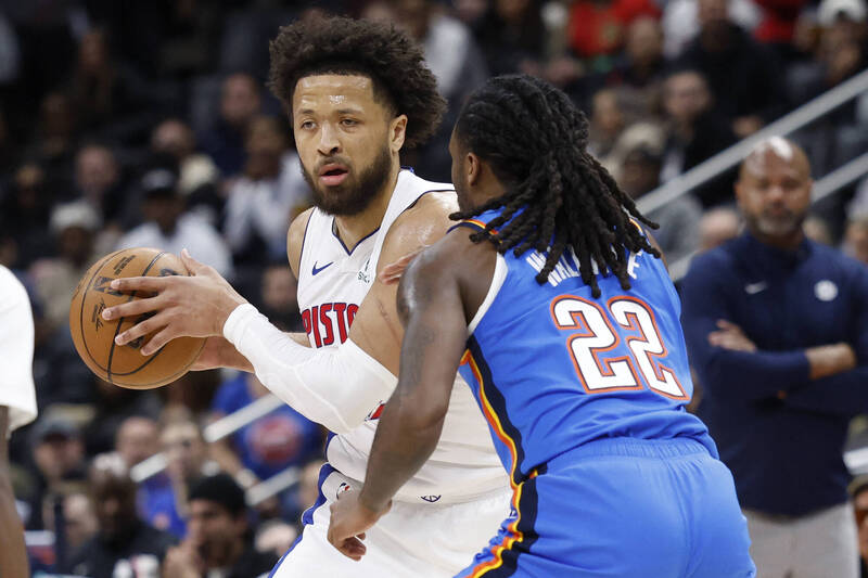 坎寧安（左）率領活塞擊敗雷霆。（路透）