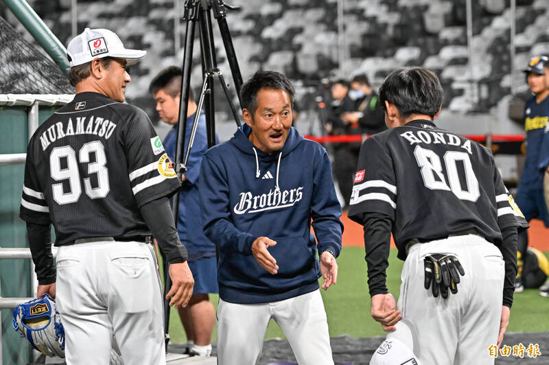 中信兄弟總教練平野惠一（中）。（資料照，記者陳志曲攝）