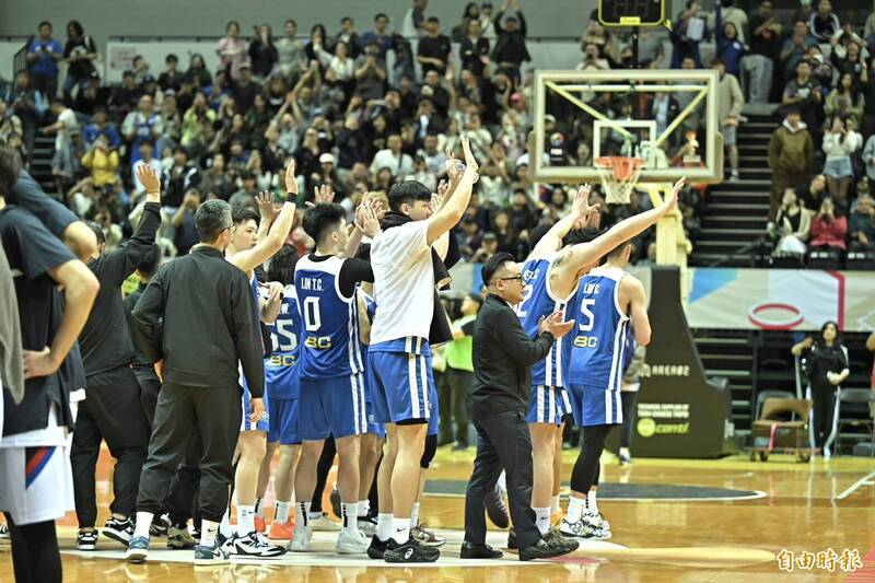 台灣隊力退南韓首勝入袋。（記者塗建榮攝）