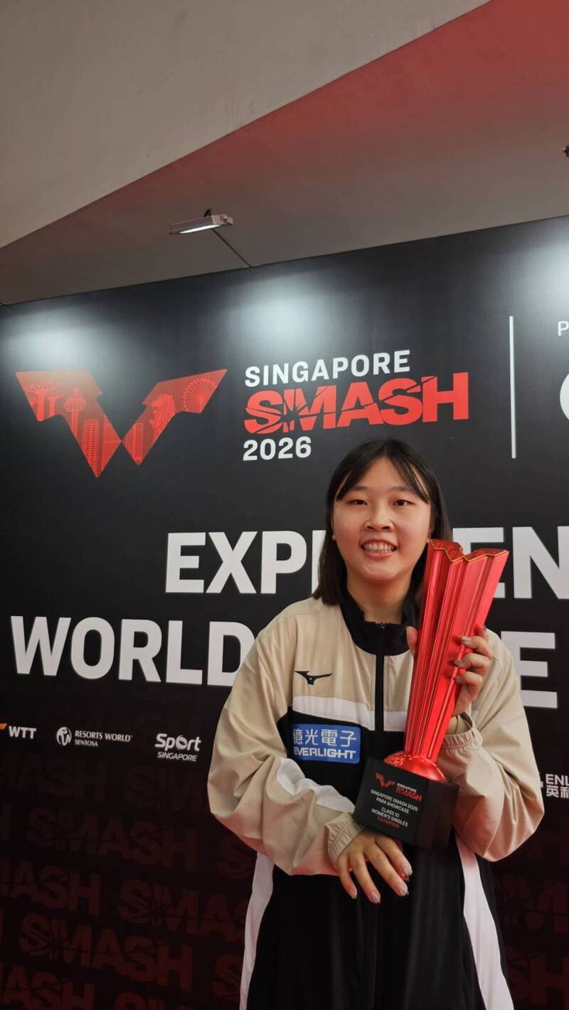 田曉雯WTT新加坡大滿貫奪下帕拉女單10級冠軍。（教練李康豪提供）