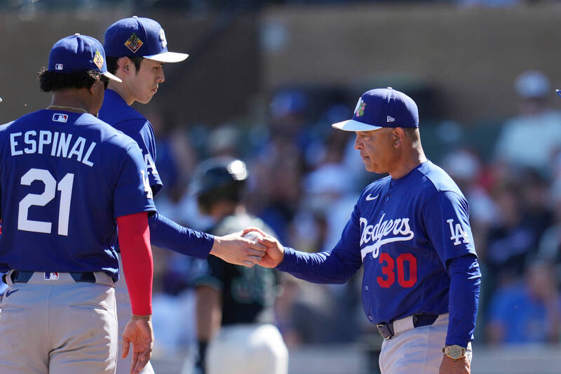 佐佐木朗希（左2）春訓首戰表現不佳。（美聯社）