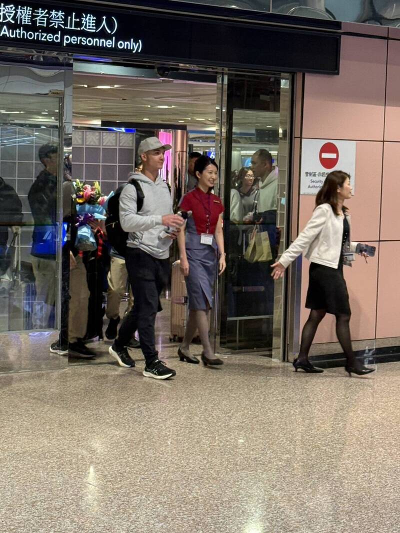 混血好手「費仔」費爾柴德抵台，大批球迷接機。（帕菲克國際運動行銷提供）