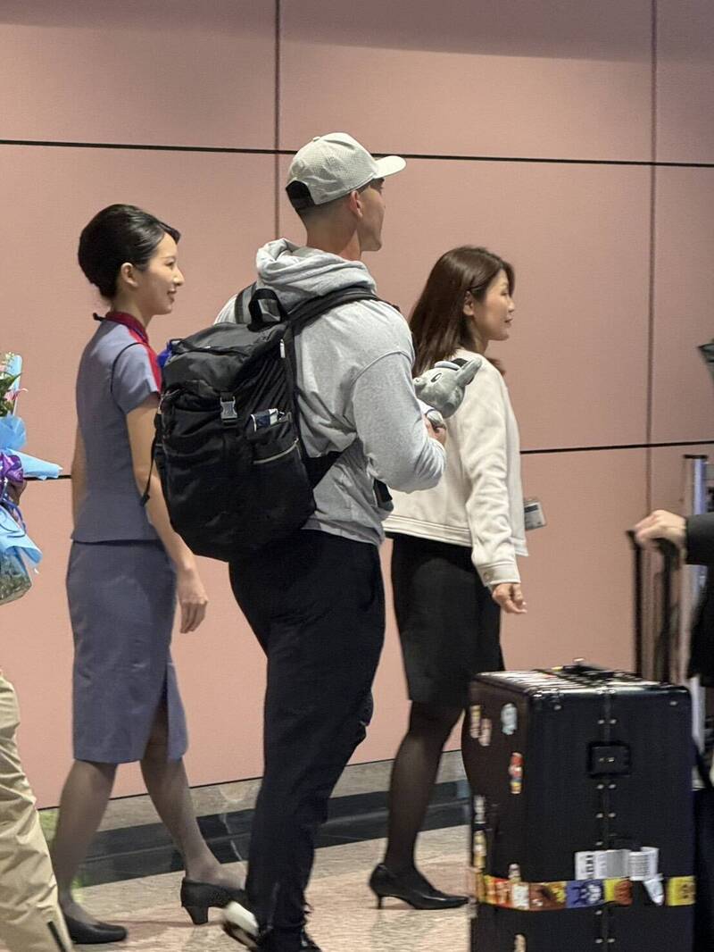 混血好手「費仔」費爾柴德抵台，大批球迷接機。（帕菲克國際運動行銷提供）