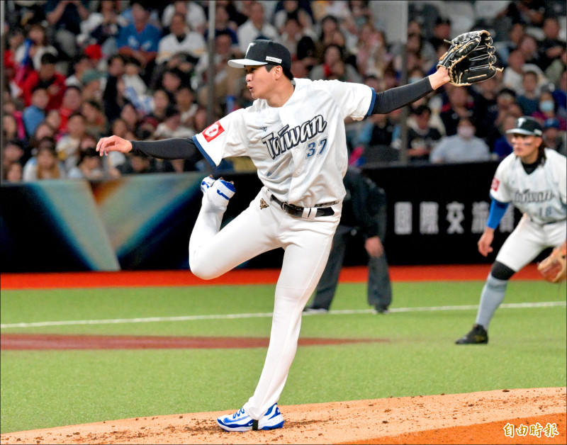 張峻瑋3局上緊急登板。（記者王藝菘攝）