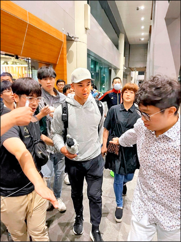 經典賽唯一混血好手「費仔」費爾柴德（中）昨深夜抵台，今天隨台灣隊到大巨蛋練習，暫不會在今天對日職日本火腿隊之戰出賽。（帕菲克國際運動行銷提供）