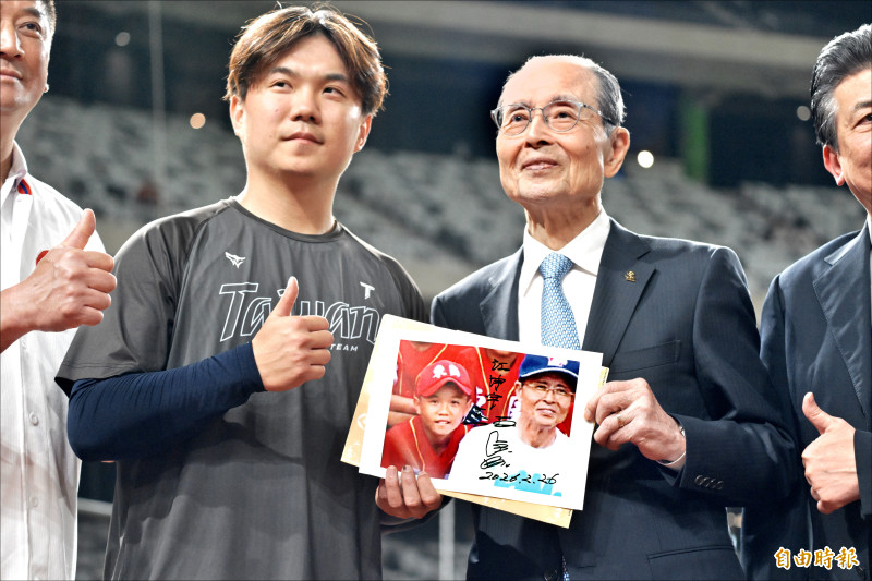 江坤宇（左）昨拿著小時候與王貞治合影的珍貴相片，與本尊合影。（記者王藝菘攝）