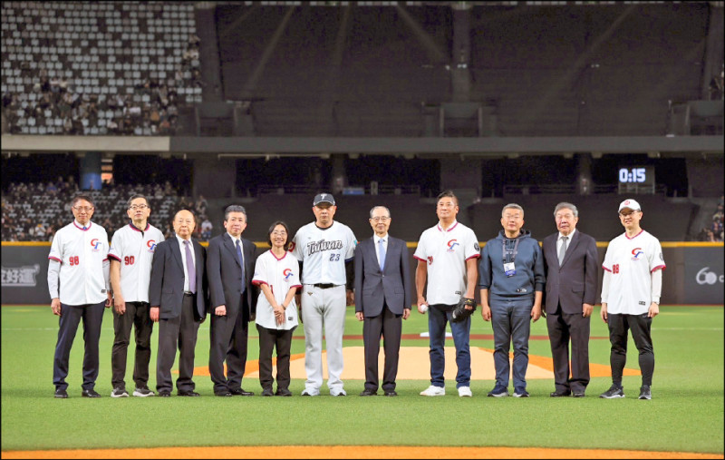 王貞治（右五）擔任台日交流賽開球嘉賓，與棒協理事長辜仲諒（右四）等人在大巨蛋場中合影。（中國信託提供）