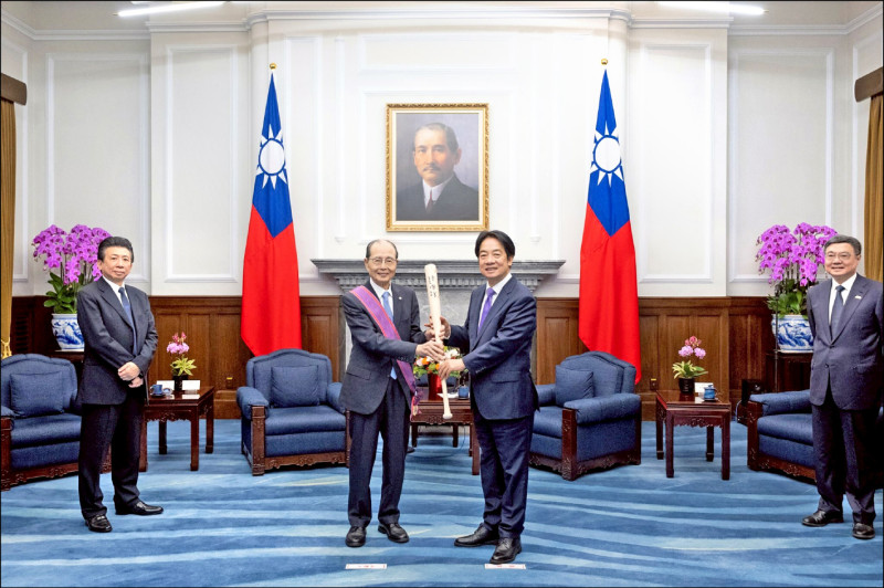 賴清德總統（右二）頒發「一等景星勳章」給王貞治，表彰他積極推動台日職棒交流。（總統府提供）