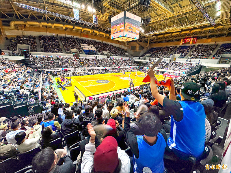 新莊體育館滿場球迷力挺台灣隊。（記者塗建榮攝）