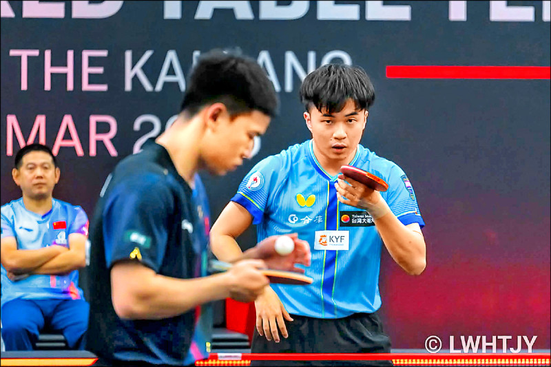 林昀儒（右）生涯五度遭遇中國新秀向鵬全勝。（讀者提供）