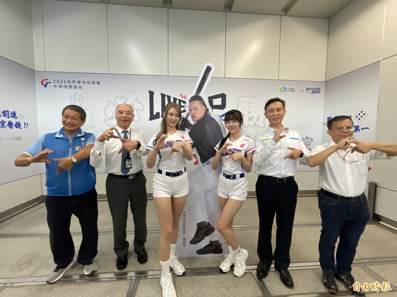 中捷應援基地請出「張育成」跟「啦啦隊女孩」進駐。（記者蘇孟娟攝）