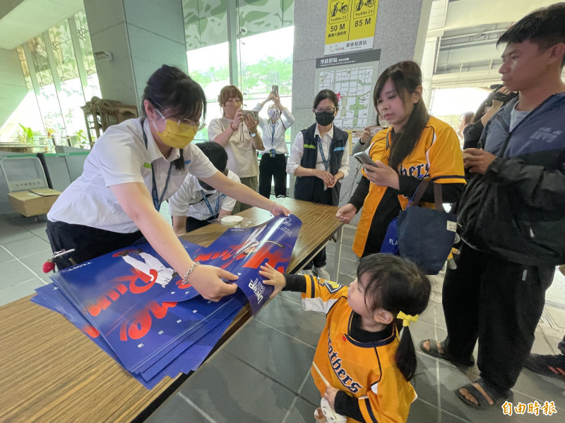 迎世界棒球經典賽應援台灣隊有機會獲張育成簽名海報。（記者蘇孟娟攝）