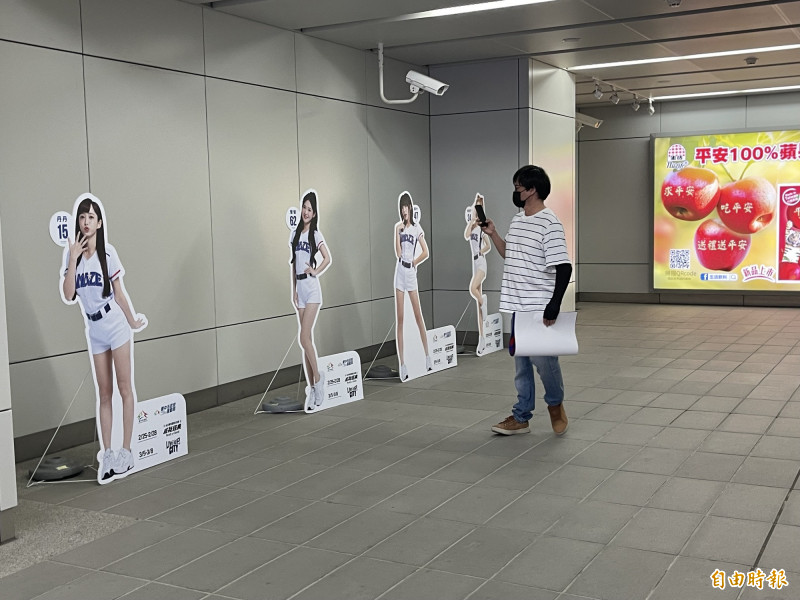 中捷市政府站有「啦啦隊女孩」進駐。（記者蘇孟娟攝）