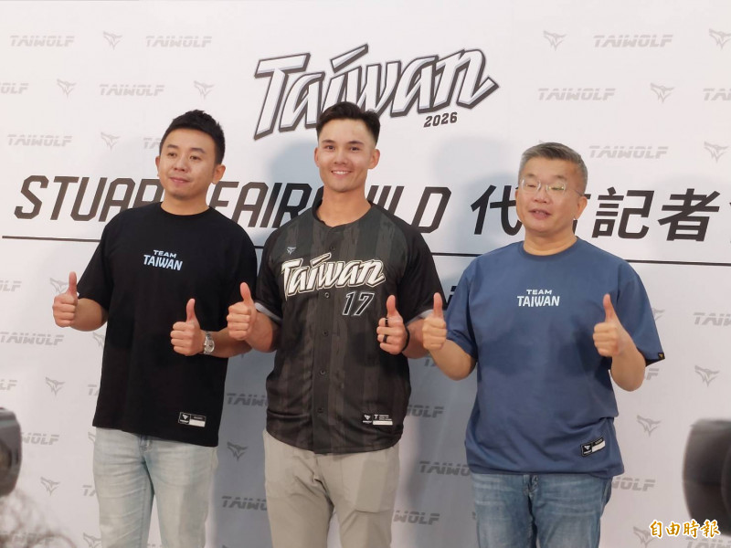 費爾柴德（中）、中職會長蔡其昌（右）和Taiwolf總經理陳勇志（左）。（記者林宥辰攝）