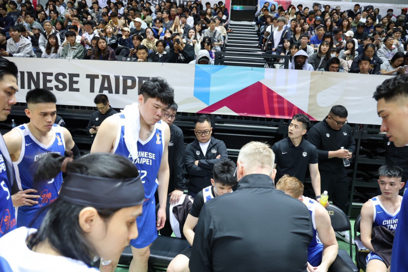 2○27年世界盃男籃亞洲區資格賽第二階段昨天（26日）晚間於新莊體育館登場，中華男籃以77：65擊敗韓國，拿下本階段首勝。中華男籃領隊、基隆市議長童子瑋（後排中）全場觀戰盯場。（圖為童子瑋提供）