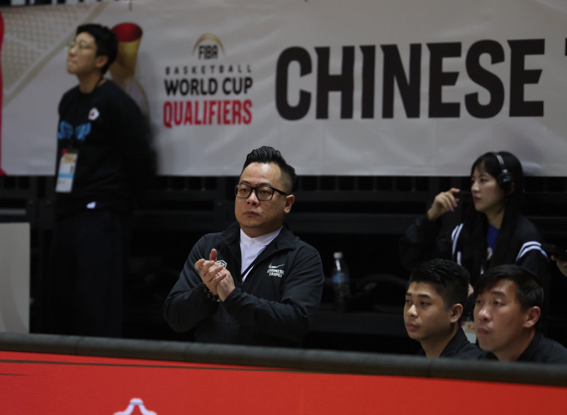 2○27年世界盃男籃亞洲區資格賽第二階段昨天（26日）晚間於新莊體育館登場，中華男籃以77：65擊敗韓國，拿下本階段首勝。中華男籃領隊、基隆市議長童子瑋全場觀戰盯場。（圖為童子瑋提供）