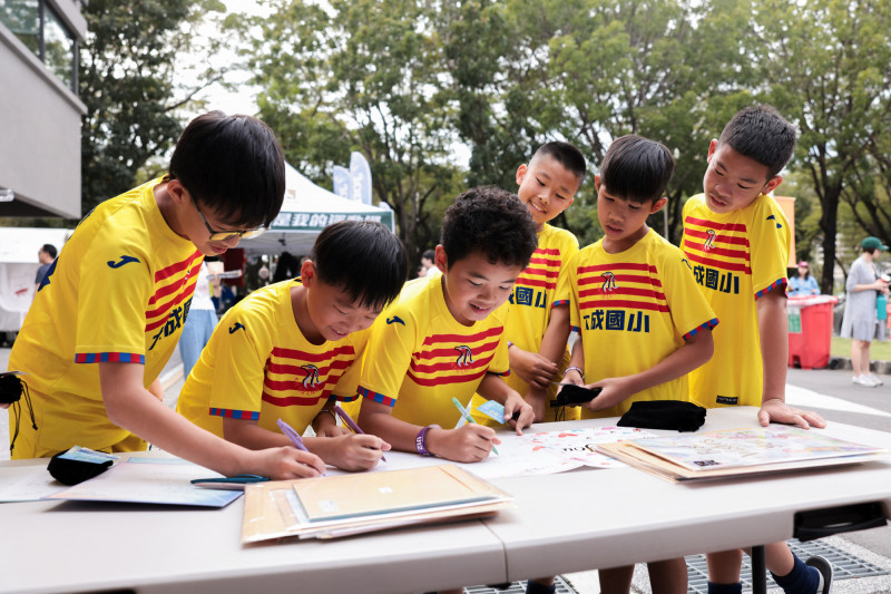 為台灣足集氣 簽名隊旗、卡片直送亞洲盃賽場（官方提供）