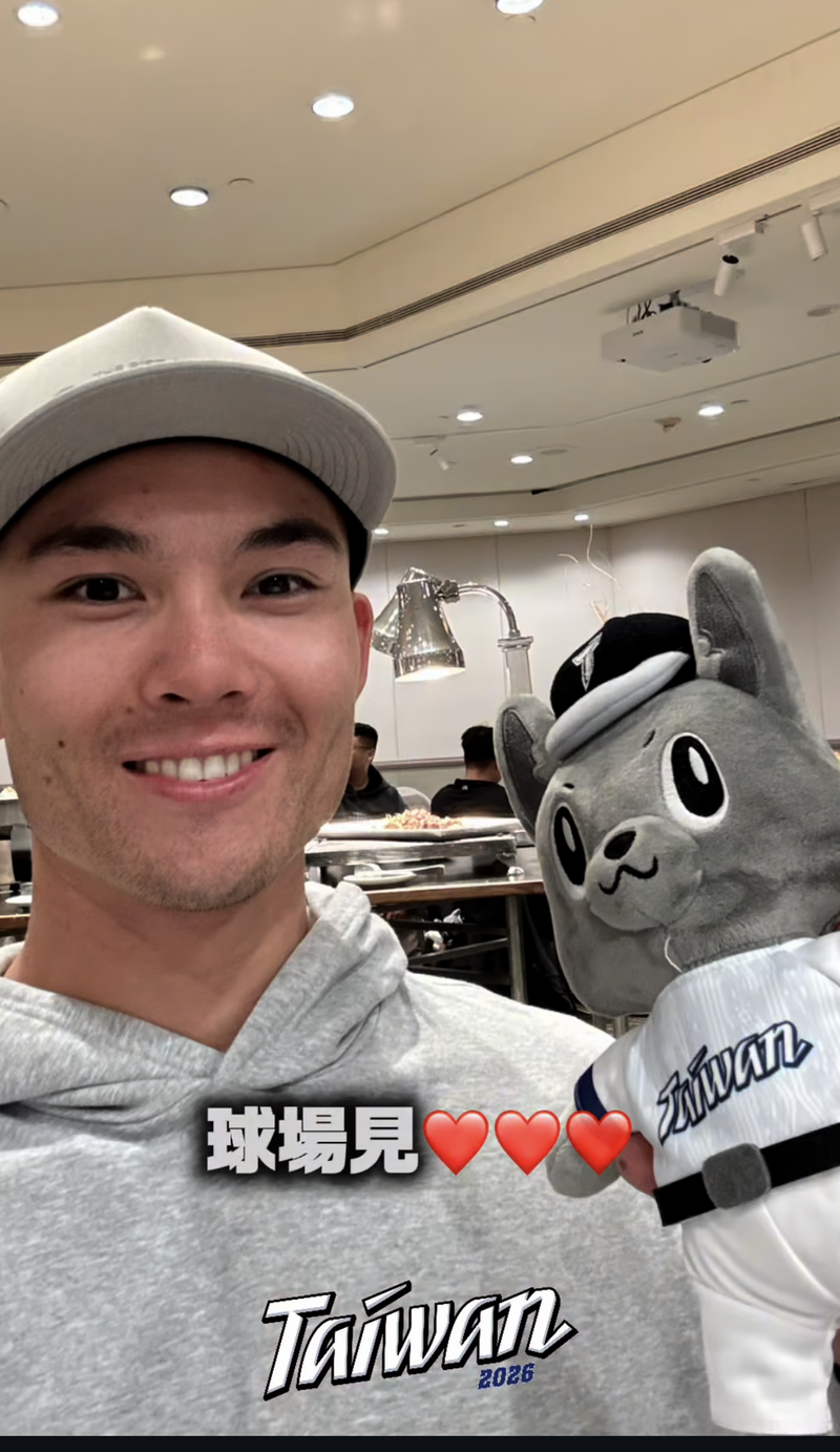 費爾柴德與台灣犬「歐告」自拍。（取自IG）