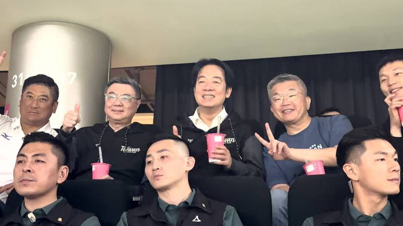 賴清德今天現身大巨蛋觀眾席看比賽。（讀者提供）